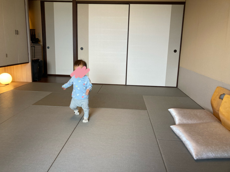 和室で遊ぶ赤ちゃん